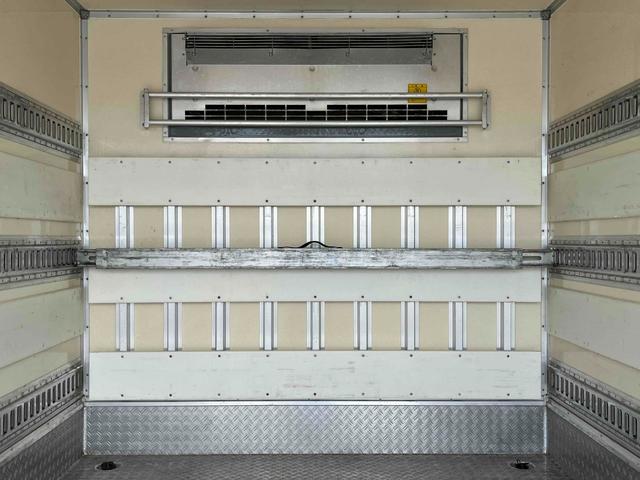 キャンター ２ｔ積跳ね上げゲート付Ｗキャブ冷蔵冷凍車　ワイド７人乗り　２ｔ積ワイドＷキャブ冷凍冷蔵車　７人乗り　デュアルＡＴ　東プレ低温ー３０℃仕様　荷台内寸長３３５幅１９４高１８５ｃｍ　床面ステンレス加工　ラッシングレール３段　極東製跳上ゲート付　リヤ観音開き（29枚目）