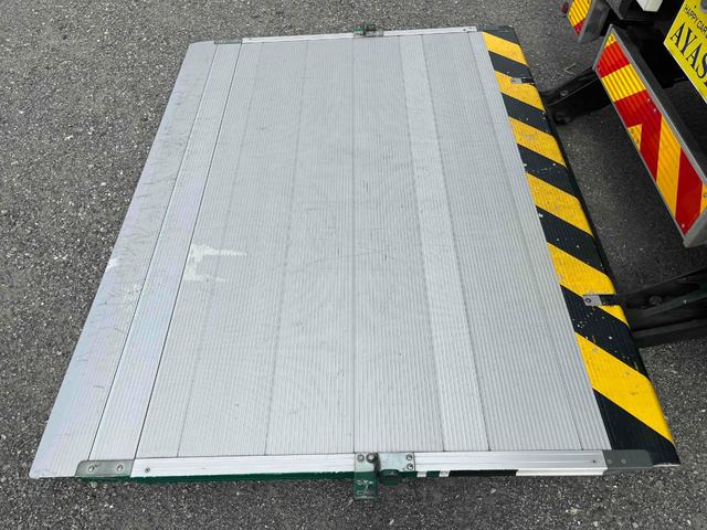 キャンター ２ｔ積跳ね上げゲート付Ｗキャブ冷蔵冷凍車　ワイド７人乗り　２ｔ積ワイドＷキャブ冷凍冷蔵車　７人乗り　デュアルＡＴ　東プレ低温ー３０℃仕様　荷台内寸長３３５幅１９４高１８５ｃｍ　床面ステンレス加工　ラッシングレール３段　極東製跳上ゲート付　リヤ観音開き（30枚目）
