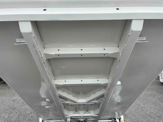 デュトロ 上物ステンレス２．５５ｔ積み巻込み式パッカー車７．３立米　２．５５ｔ積み回転板式パッカー車　６速ＭＴ　ステンレス加工車　バックカメラ　ＥＴＣ付　新明和製Ｇ－ＲＸ　７．３立米　連続スイッチ　汚水タンク　計量器　コンテナ反転装置付　車両総重量７９８５キロ（12枚目）