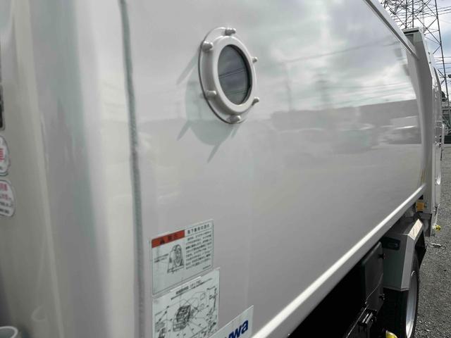 デュトロ 上物ステンレス２．５５ｔ積み巻込み式パッカー車７．３立米　２．５５ｔ積み回転板式パッカー車　６速ＭＴ　ステンレス加工車　バックカメラ　ＥＴＣ付　新明和製Ｇ－ＲＸ　７．３立米　連続スイッチ　汚水タンク　計量器　コンテナ反転装置付　車両総重量７９８５キロ（27枚目）
