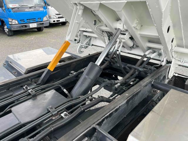 デュトロ 上物ステンレス２．５５ｔ積み巻込み式パッカー車７．３立米　２．５５ｔ積み回転板式パッカー車　６速ＭＴ　ステンレス加工車　バックカメラ　ＥＴＣ付　新明和製Ｇ－ＲＸ　７．３立米　連続スイッチ　汚水タンク　計量器　コンテナ反転装置付　車両総重量７９８５キロ（40枚目）