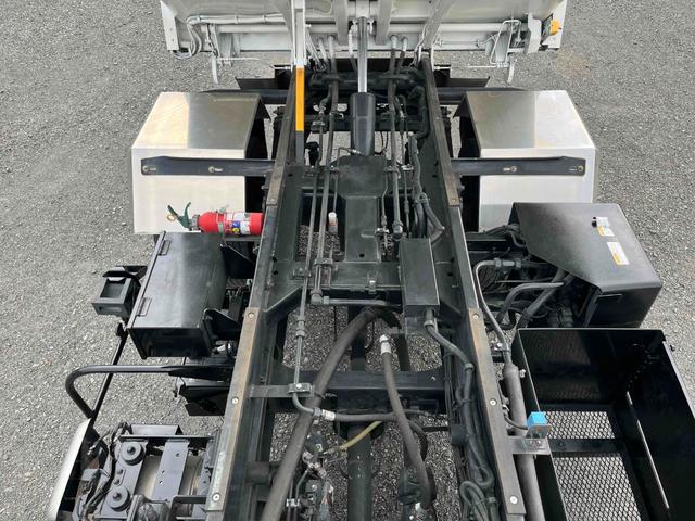 デュトロ 上物ステンレス２．５５ｔ積み巻込み式パッカー車７．３立米　２．５５ｔ積み回転板式パッカー車　６速ＭＴ　ステンレス加工車　バックカメラ　ＥＴＣ付　新明和製Ｇ－ＲＸ　７．３立米　連続スイッチ　汚水タンク　計量器　コンテナ反転装置付　車両総重量７９８５キロ（41枚目）