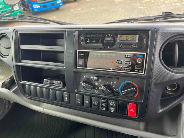 デュトロ 上物ステンレス２．５５ｔ積み巻込み式パッカー車７．３立米　２．５５ｔ積み回転板式パッカー車　６速ＭＴ　ステンレス加工車　バックカメラ　ＥＴＣ付　新明和製Ｇ－ＲＸ　７．３立米　連続スイッチ　汚水タンク　計量器　コンテナ反転装置付　車両総重量７９８５キロ（58枚目）