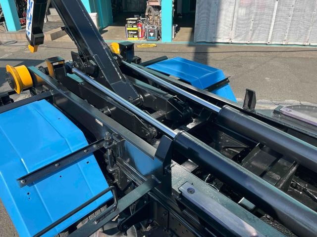 エルフトラック ３ｔ積アームロール新明和Ｗシリンダー　６速ＭＴ　３ｔ積み脱着装置付コンテナ専用車　６速ＭＴ　車検Ｒ９年２月１１日　新明和製アームロール　ＣＣＡ２２－１１　ツインホイスト　タイヤ山５分　車両総重量５８３５キロ（5枚目）