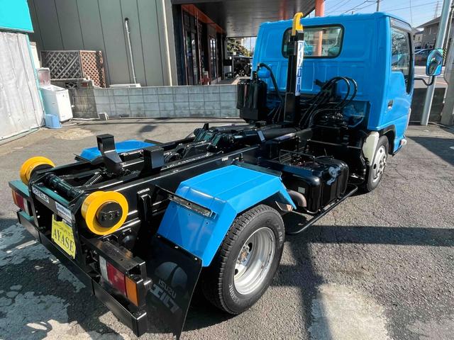 エルフトラック ３ｔ積アームロール新明和Ｗシリンダー　６速ＭＴ　３ｔ積み脱着装置付コンテナ専用車　６速ＭＴ　車検Ｒ９年２月１１日　新明和製アームロール　ＣＣＡ２２－１１　ツインホイスト　タイヤ山５分　車両総重量５８３５キロ（22枚目）