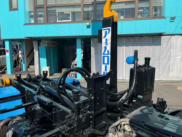 エルフトラック ３ｔ積アームロール新明和Ｗシリンダー　６速ＭＴ　３ｔ積み脱着装置付コンテナ専用車　６速ＭＴ　車検Ｒ９年２月１１日　新明和製アームロール　ＣＣＡ２２－１１　ツインホイスト　タイヤ山５分　車両総重量５８３５キロ（35枚目）