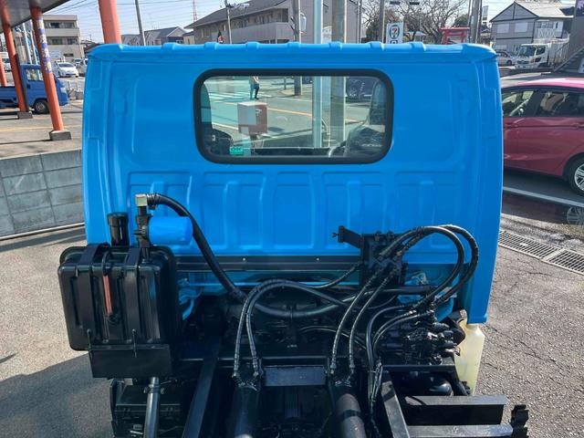 エルフトラック ３ｔ積アームロール新明和Ｗシリンダー　６速ＭＴ　３ｔ積み脱着装置付コンテナ専用車　６速ＭＴ　車検Ｒ９年２月１１日　新明和製アームロール　ＣＣＡ２２－１１　ツインホイスト　タイヤ山５分　車両総重量５８３５キロ（37枚目）