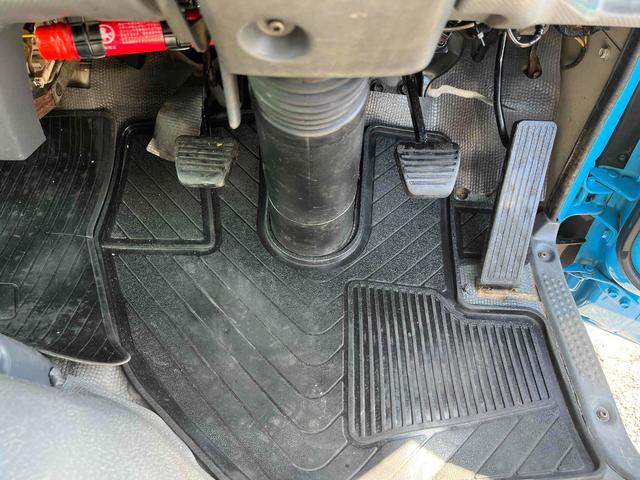 エルフトラック ３ｔ積アームロール新明和Ｗシリンダー　６速ＭＴ　３ｔ積み脱着装置付コンテナ専用車　６速ＭＴ　車検Ｒ９年２月１１日　新明和製アームロール　ＣＣＡ２２－１１　ツインホイスト　タイヤ山５分　車両総重量５８３５キロ（43枚目）