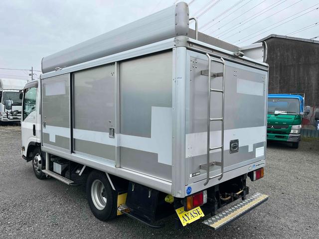 エルフトラック ２ｔ積セミロング５室仕様ボトルカー　ＡＴ　上下仕切り付　セミロング２ｔ積ボトルカー　スムーサーＡＴ　５室仕様　上下仕切り板付　リヤ跳上扉　金庫付　荷室カギ付　ＥＴＣ　カラーバックカメラ付　車両総重量４９８０キロ　５ｔ限定免許対応（4枚目）