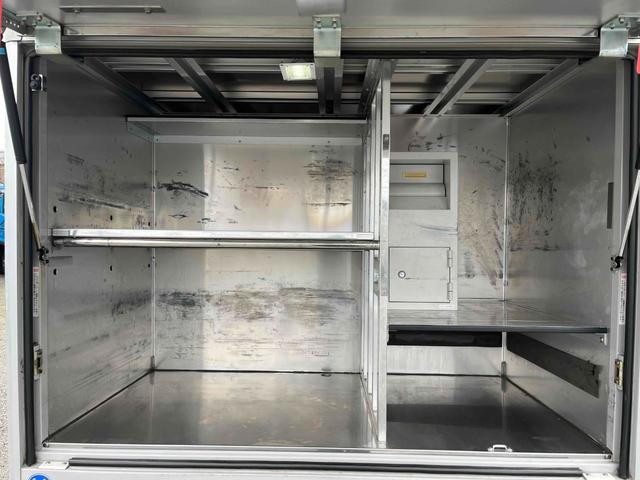 エルフトラック ２ｔ積セミロング５室仕様ボトルカー　ＡＴ　上下仕切り付　セミロング２ｔ積ボトルカー　スムーサーＡＴ　５室仕様　上下仕切り板付　リヤ跳上扉　金庫付　荷室カギ付　ＥＴＣ　カラーバックカメラ付　車両総重量４９８０キロ　５ｔ限定免許対応（7枚目）