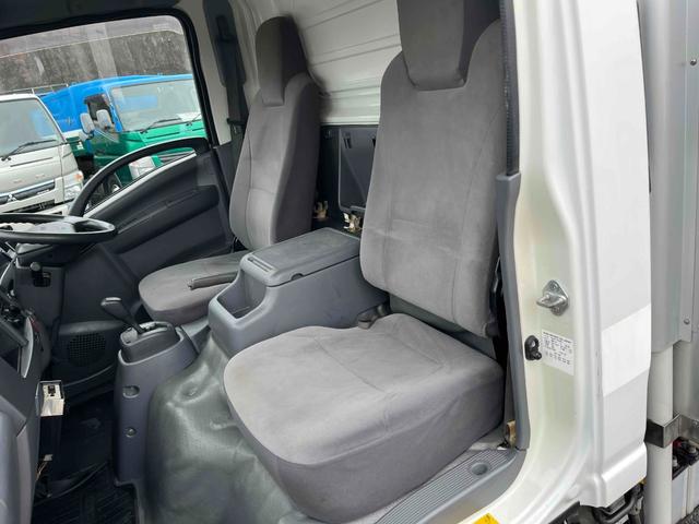 エルフトラック ２ｔ積セミロング５室仕様ボトルカー　ＡＴ　上下仕切り付　セミロング２ｔ積ボトルカー　スムーサーＡＴ　５室仕様　上下仕切り板付　リヤ跳上扉　金庫付　荷室カギ付　ＥＴＣ　カラーバックカメラ付　車両総重量４９８０キロ　５ｔ限定免許対応（15枚目）