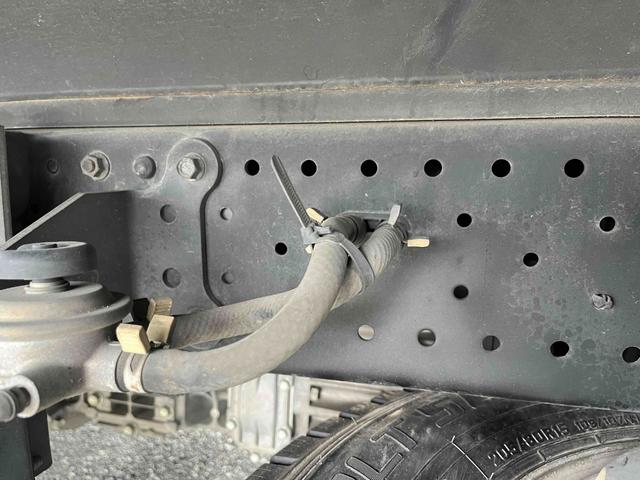 エルフトラック ２ｔ積セミロング５室仕様ボトルカー　ＡＴ　上下仕切り付　セミロング２ｔ積ボトルカー　スムーサーＡＴ　５室仕様　上下仕切り板付　リヤ跳上扉　金庫付　荷室カギ付　ＥＴＣ　カラーバックカメラ付　車両総重量４９８０キロ　５ｔ限定免許対応（18枚目）