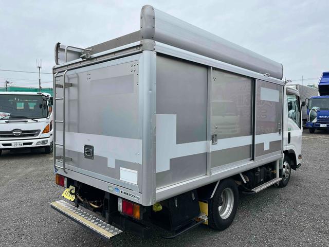 エルフトラック ２ｔ積セミロング５室仕様ボトルカー　ＡＴ　上下仕切り付　セミロング２ｔ積ボトルカー　スムーサーＡＴ　５室仕様　上下仕切り板付　リヤ跳上扉　金庫付　荷室カギ付　ＥＴＣ　カラーバックカメラ付　車両総重量４９８０キロ　５ｔ限定免許対応（22枚目）