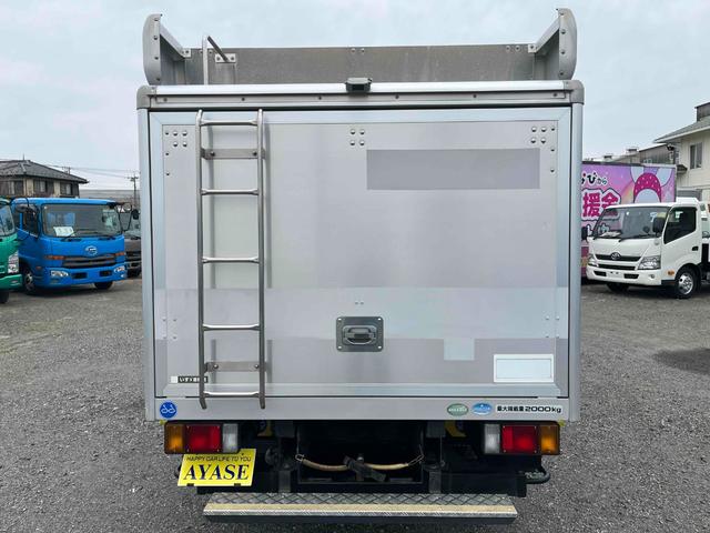 エルフトラック ２ｔ積セミロング５室仕様ボトルカー　ＡＴ　上下仕切り付　セミロング２ｔ積ボトルカー　スムーサーＡＴ　５室仕様　上下仕切り板付　リヤ跳上扉　金庫付　荷室カギ付　ＥＴＣ　カラーバックカメラ付　車両総重量４９８０キロ　５ｔ限定免許対応（23枚目）