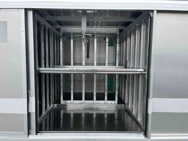 エルフトラック ２ｔ積セミロング５室仕様ボトルカー　ＡＴ　上下仕切り付　セミロング２ｔ積ボトルカー　スムーサーＡＴ　５室仕様　上下仕切り板付　リヤ跳上扉　金庫付　荷室カギ付　ＥＴＣ　カラーバックカメラ付　車両総重量４９８０キロ　５ｔ限定免許対応（31枚目）