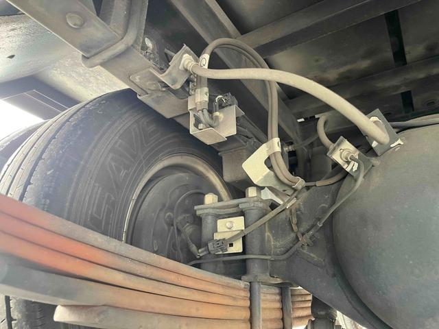 エルフトラック ２ｔ積セミロング５室仕様ボトルカー　ＡＴ　上下仕切り付　セミロング２ｔ積ボトルカー　スムーサーＡＴ　５室仕様　上下仕切り板付　リヤ跳上扉　金庫付　荷室カギ付　ＥＴＣ　カラーバックカメラ付　車両総重量４９８０キロ　５ｔ限定免許対応（47枚目）