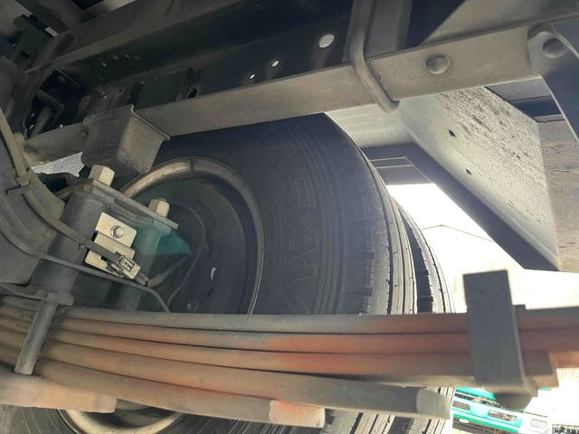 エルフトラック ２ｔ積セミロング５室仕様ボトルカー　ＡＴ　上下仕切り付　セミロング２ｔ積ボトルカー　スムーサーＡＴ　５室仕様　上下仕切り板付　リヤ跳上扉　金庫付　荷室カギ付　ＥＴＣ　カラーバックカメラ付　車両総重量４９８０キロ　５ｔ限定免許対応（48枚目）