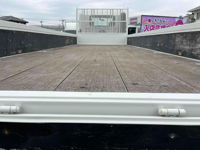 ヒノレンジャー ３．６５ｔ積み標準６．２ｍ平ボディー　６ＭＴ　フルキャブ車　標準３．６５ｔ積み平床ボディー　５．１２Ｌディーゼルターボ　６速ＭＴ　ベッド付フルキャブ車　ＰＴＯ付　荷台内寸長６２０幅２１５高４０ｃｍ　３方開　左右アオリ楽々ゲート付　車両総重量７９９５キロ（6枚目）