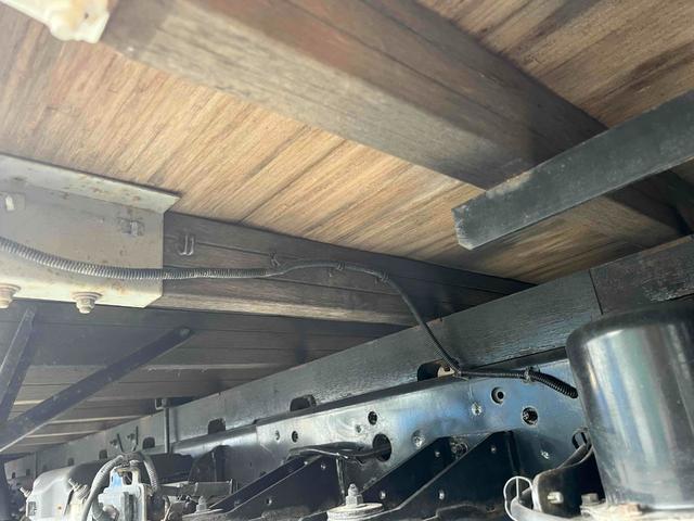 ヒノレンジャー ３．６５ｔ積み標準６．２ｍ平ボディー　６ＭＴ　フルキャブ車　標準３．６５ｔ積み平床ボディー　５．１２Ｌディーゼルターボ　６速ＭＴ　ベッド付フルキャブ車　ＰＴＯ付　荷台内寸長６２０幅２１５高４０ｃｍ　３方開　左右アオリ楽々ゲート付　車両総重量７９９５キロ（10枚目）