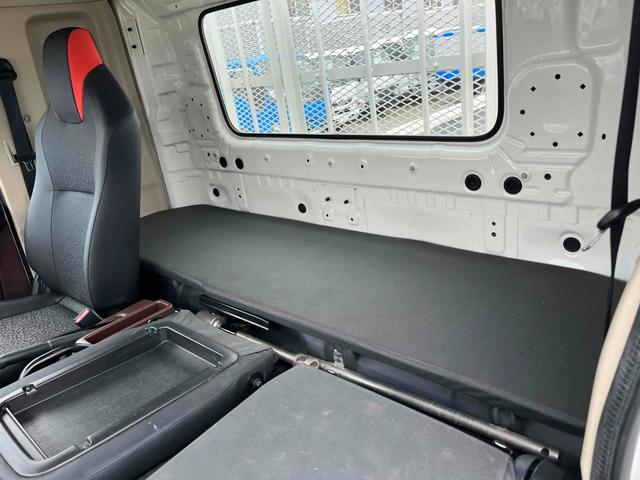 ヒノレンジャー ３．６５ｔ積み標準６．２ｍ平ボディー　６ＭＴ　フルキャブ車　標準３．６５ｔ積み平床ボディー　５．１２Ｌディーゼルターボ　６速ＭＴ　ベッド付フルキャブ車　ＰＴＯ付　荷台内寸長６２０幅２１５高４０ｃｍ　３方開　左右アオリ楽々ゲート付　車両総重量７９９５キロ（16枚目）