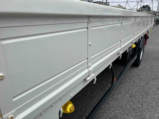 ヒノレンジャー ３．６５ｔ積み標準６．２ｍ平ボディー　６ＭＴ　フルキャブ車　標準３．６５ｔ積み平床ボディー　５．１２Ｌディーゼルターボ　６速ＭＴ　ベッド付フルキャブ車　ＰＴＯ付　荷台内寸長６２０幅２１５高４０ｃｍ　３方開　左右アオリ楽々ゲート付　車両総重量７９９５キロ（28枚目）