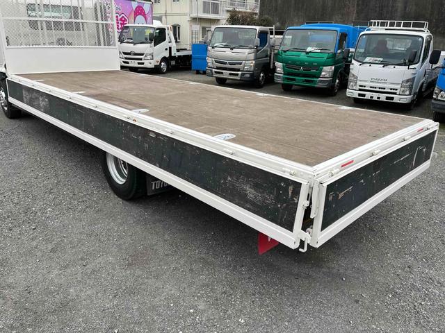 ヒノレンジャー ３．６５ｔ積み標準６．２ｍ平ボディー　６ＭＴ　フルキャブ車　標準３．６５ｔ積み平床ボディー　５．１２Ｌディーゼルターボ　６速ＭＴ　ベッド付フルキャブ車　ＰＴＯ付　荷台内寸長６２０幅２１５高４０ｃｍ　３方開　左右アオリ楽々ゲート付　車両総重量７９９５キロ（33枚目）