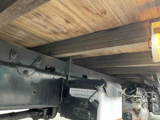 ヒノレンジャー ３．６５ｔ積み標準６．２ｍ平ボディー　６ＭＴ　フルキャブ車　標準３．６５ｔ積み平床ボディー　５．１２Ｌディーゼルターボ　６速ＭＴ　ベッド付フルキャブ車　ＰＴＯ付　荷台内寸長６２０幅２１５高４０ｃｍ　３方開　左右アオリ楽々ゲート付　車両総重量７９９５キロ（37枚目）