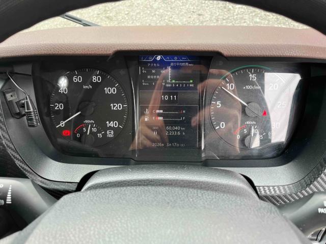 ヒノレンジャー ３．６５ｔ積み標準６．２ｍ平ボディー　６ＭＴ　フルキャブ車　標準３．６５ｔ積み平床ボディー　５．１２Ｌディーゼルターボ　６速ＭＴ　ベッド付フルキャブ車　ＰＴＯ付　荷台内寸長６２０幅２１５高４０ｃｍ　３方開　左右アオリ楽々ゲート付　車両総重量７９９５キロ（42枚目）