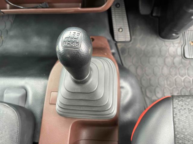 ヒノレンジャー ３．６５ｔ積み標準６．２ｍ平ボディー　６ＭＴ　フルキャブ車　標準３．６５ｔ積み平床ボディー　５．１２Ｌディーゼルターボ　６速ＭＴ　ベッド付フルキャブ車　ＰＴＯ付　荷台内寸長６２０幅２１５高４０ｃｍ　３方開　左右アオリ楽々ゲート付　車両総重量７９９５キロ（43枚目）