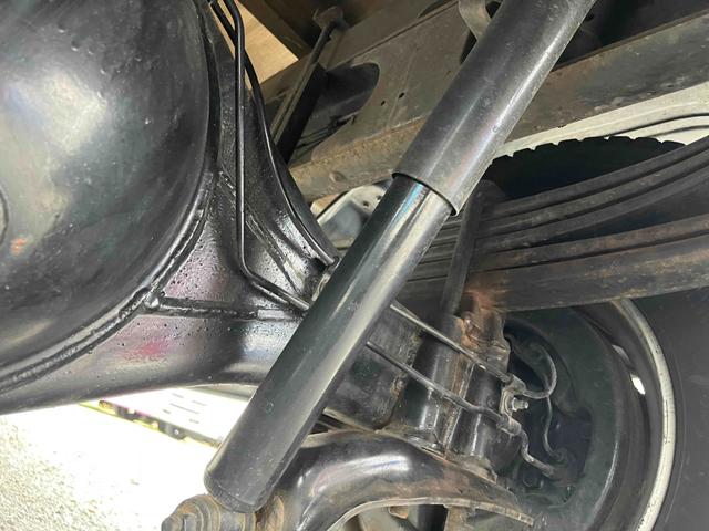 ヒノレンジャー ３．６５ｔ積み標準６．２ｍ平ボディー　６ＭＴ　フルキャブ車　標準３．６５ｔ積み平床ボディー　５．１２Ｌディーゼルターボ　６速ＭＴ　ベッド付フルキャブ車　ＰＴＯ付　荷台内寸長６２０幅２１５高４０ｃｍ　３方開　左右アオリ楽々ゲート付　車両総重量７９９５キロ（50枚目）