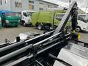 ファイター ３．９５ｔ積フックロール極東開発製Ｗシリンダー　６速ＭＴ　３．９５ｔ積み脱着装置付コンテナ専用車　４．８９Ｌディーゼルターボ　６速ＭＴ　ベッドレス　３人乗り　極東開発製フックロール　上物型式ＪＭ０４－５３　ツインホイスト　車両総重量７９７５キロ（6枚目）