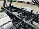 ３．９５ｔ積フックロール極東開発製Ｗシリンダー　６速ＭＴ　３．９５ｔ積み脱着装置付コンテナ専用車　４．８９Ｌディーゼルターボ　６速ＭＴ　ベッドレス　３人乗り　極東開発製フックロール　上物型式ＪＭ０４－５３　ツインホイスト　車両総重量７９７５キロ（9枚目）