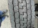 ３．９５ｔ積フックロール極東開発製Ｗシリンダー　６速ＭＴ　３．９５ｔ積み脱着装置付コンテナ専用車　４．８９Ｌディーゼルターボ　６速ＭＴ　ベッドレス　３人乗り　極東開発製フックロール　上物型式ＪＭ０４－５３　ツインホイスト　車両総重量７９７５キロ（52枚目）