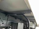 跳ね上げゲート蓋ワイド超々ロング２．８５ｔ積アルミバンＡＴ　ワイド超々ロングアルミバン　ＡＴ車　社外ナビ　ＥＴＣ　バックカメラ　荷台内寸長５６５幅２０８高１９８ｃｍ　荷台床面鉄板敷き　ラッシングレール２段　極東製跳ね上げパワーゲート付　タイヤ山７分（11枚目）