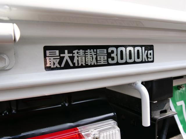 　積載３トン　４ナンバー　ディーゼルターボ　６速ＭＴ　準中型免許　荷台１０尺　３ｔ車　平ボディ　三方開　あおりチェーン　純正樹脂床　角付き鳥居　マルチインフォメーションディスプレイ　取扱説明書保証書付き(17枚目)