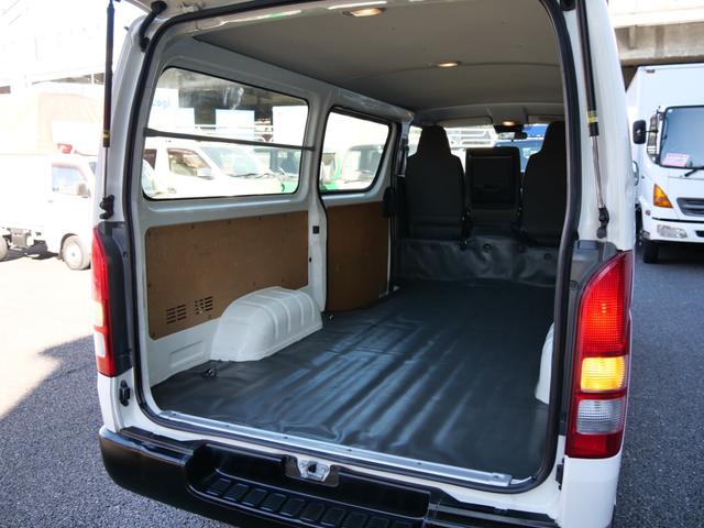 ハイエースバン ロングＤＸ　４ドア　荷室長さ３００ｃｍ助手席前倒し長さ３８５ｃｍ荷室床ビニール床フック６カ所あり　３人乗　禁煙者東京都内ワンオーナー車　全記録簿有すべてトヨタディーラー点検整備　ＴＳＳプリクラ車線逸脱警報（7枚目）