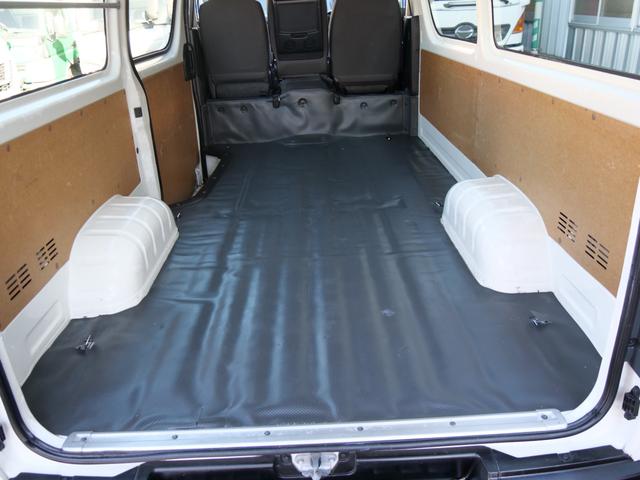 ハイエースバン ロングＤＸ　４ドア　荷室長さ３００ｃｍ助手席前倒し長さ３８５ｃｍ荷室床ビニール床フック６カ所あり　３人乗　禁煙者東京都内ワンオーナー車　全記録簿有すべてトヨタディーラー点検整備　ＴＳＳプリクラ車線逸脱警報（8枚目）