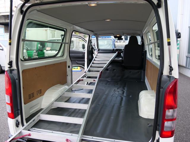 ハイエースバン ロングＤＸ　４ドア　荷室長さ３００ｃｍ助手席前倒し長さ３８５ｃｍ荷室床ビニール床フック６カ所あり　３人乗　禁煙者東京都内ワンオーナー車　全記録簿有すべてトヨタディーラー点検整備　ＴＳＳプリクラ車線逸脱警報（13枚目）