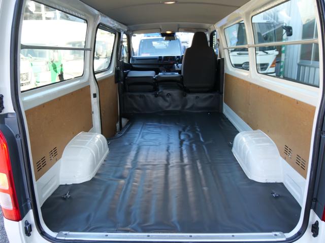ハイエースバン ロングＤＸ　４ドア　荷室長さ３００ｃｍ助手席前倒し長さ３８５ｃｍ荷室床ビニール床フック６カ所あり　３人乗　禁煙者東京都内ワンオーナー車　全記録簿有すべてトヨタディーラー点検整備　ＴＳＳプリクラ車線逸脱警報（20枚目）