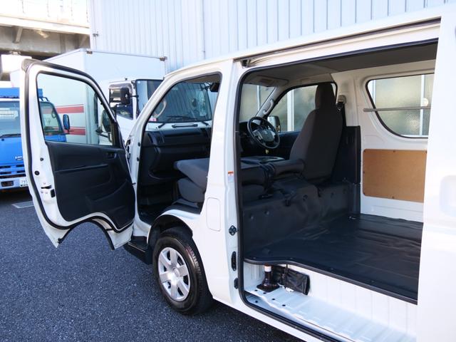ハイエースバン ロングＤＸ　４ドア　荷室長さ３００ｃｍ助手席前倒し長さ３８５ｃｍ荷室床ビニール床フック６カ所あり　３人乗　禁煙者東京都内ワンオーナー車　全記録簿有すべてトヨタディーラー点検整備　ＴＳＳプリクラ車線逸脱警報（22枚目）