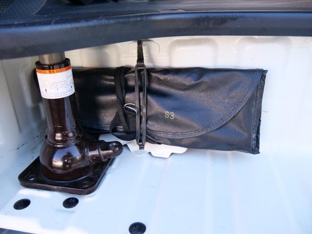 ハイエースバン ロングＤＸ　４ドア　荷室長さ３００ｃｍ助手席前倒し長さ３８５ｃｍ荷室床ビニール床フック６カ所あり　３人乗　禁煙者東京都内ワンオーナー車　全記録簿有すべてトヨタディーラー点検整備　ＴＳＳプリクラ車線逸脱警報（62枚目）