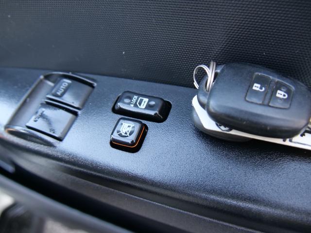 ハイエースバン ロングＤＸ　４ドア　荷室長さ３００ｃｍ助手席前倒し長さ３８５ｃｍ荷室床ビニール床フック６カ所あり　３人乗　禁煙者東京都内ワンオーナー車　全記録簿有すべてトヨタディーラー点検整備　ＴＳＳプリクラ車線逸脱警報（68枚目）