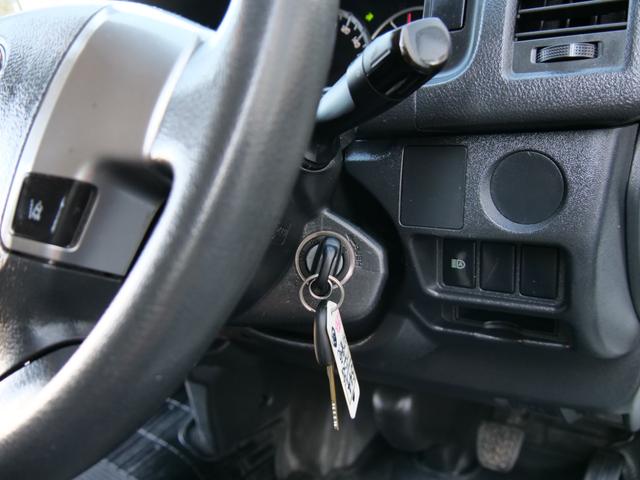 ハイエースバン ロングＤＸ　４ドア　荷室長さ３００ｃｍ助手席前倒し長さ３８５ｃｍ荷室床ビニール床フック６カ所あり　３人乗　禁煙者東京都内ワンオーナー車　全記録簿有すべてトヨタディーラー点検整備　ＴＳＳプリクラ車線逸脱警報（70枚目）