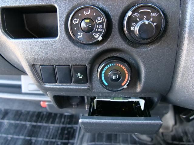 ハイエースバン ロングＤＸ　４ドア　荷室長さ３００ｃｍ助手席前倒し長さ３８５ｃｍ荷室床ビニール床フック６カ所あり　３人乗　禁煙者東京都内ワンオーナー車　全記録簿有すべてトヨタディーラー点検整備　ＴＳＳプリクラ車線逸脱警報（75枚目）