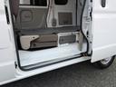 スライドドア開口部の昇降高さは３７．５ｃｍと低めで、乗り込むのも楽々。ステップの右側には、工具類が収納されています（＾＾）／