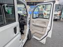 運転席ドア周りです☆大型の昇降グリップが付いていて、ステップ高は３５．５ｃｍと低く、働く人もご年配の方も乗り降りしやすいです（＾＾）／