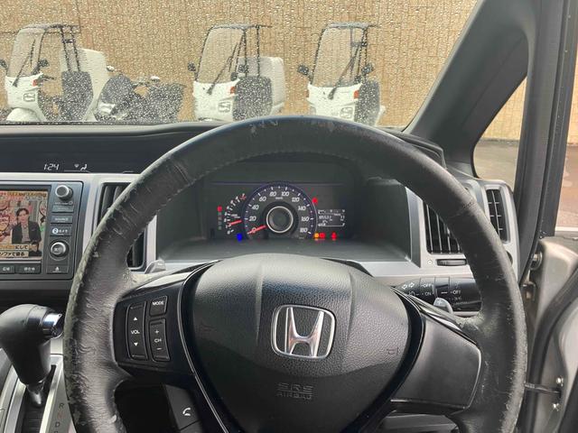 ステップワゴンスパーダ Ｚ　無限グリル　地デジナビテレビ　タイミングチェーン　カメラ　ＥＴＣ　全周囲カメラ　ナビ　ＴＶ　両側電動スライドドア　ＨＩＤ　スマートキー　アイドリングストップ　電動格納ミラー　後席モニター　ＣＶＴ　アルミホイール　ＣＤ　盗難防止システム　衝突安全ボディ　ＡＢＳ（2枚目）