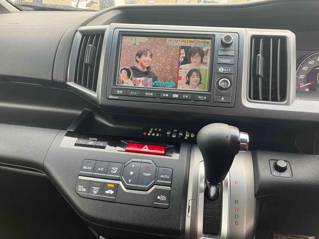 ステップワゴンスパーダ Ｚ　無限グリル　地デジナビテレビ　タイミングチェーン　カメラ　ＥＴＣ　全周囲カメラ　ナビ　ＴＶ　両側電動スライドドア　ＨＩＤ　スマートキー　アイドリングストップ　電動格納ミラー　後席モニター　ＣＶＴ　アルミホイール　ＣＤ　盗難防止システム　衝突安全ボディ　ＡＢＳ（7枚目）