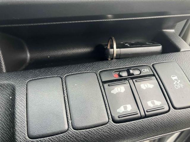 ステップワゴンスパーダ Ｚ　無限グリル　地デジナビテレビ　タイミングチェーン　カメラ　ＥＴＣ　全周囲カメラ　ナビ　ＴＶ　両側電動スライドドア　ＨＩＤ　スマートキー　アイドリングストップ　電動格納ミラー　後席モニター　ＣＶＴ　アルミホイール　ＣＤ　盗難防止システム　衝突安全ボディ　ＡＢＳ（8枚目）