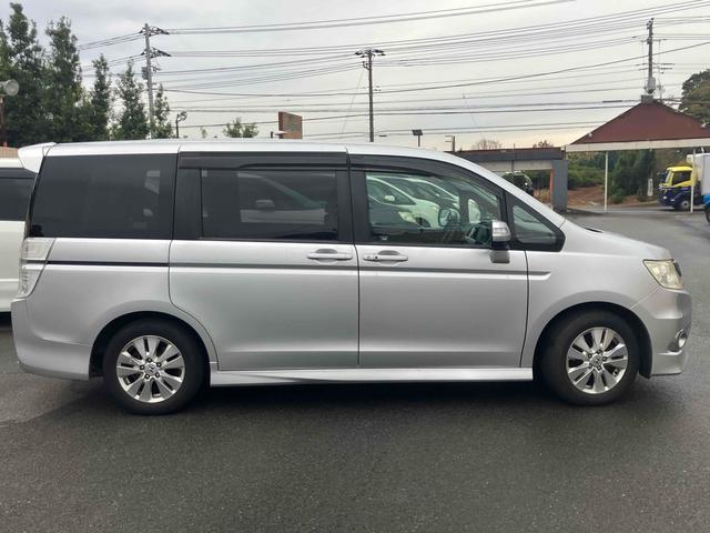 ステップワゴンスパーダ Ｚ　無限グリル　地デジナビテレビ　タイミングチェーン　カメラ　ＥＴＣ　全周囲カメラ　ナビ　ＴＶ　両側電動スライドドア　ＨＩＤ　スマートキー　アイドリングストップ　電動格納ミラー　後席モニター　ＣＶＴ　アルミホイール　ＣＤ　盗難防止システム　衝突安全ボディ　ＡＢＳ（14枚目）